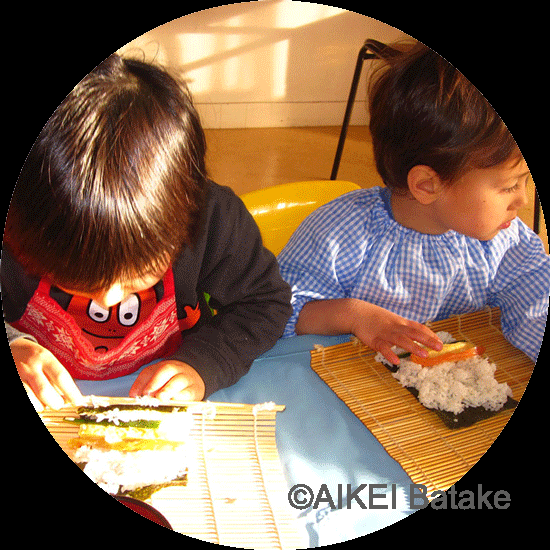 いただきますのじかん：あいけいばたけでは、自分たちでおやつをお料理します。季節のおやつ。2月はもちろん海苔巻きです。毎週自分で作るおやつはおいしいね。